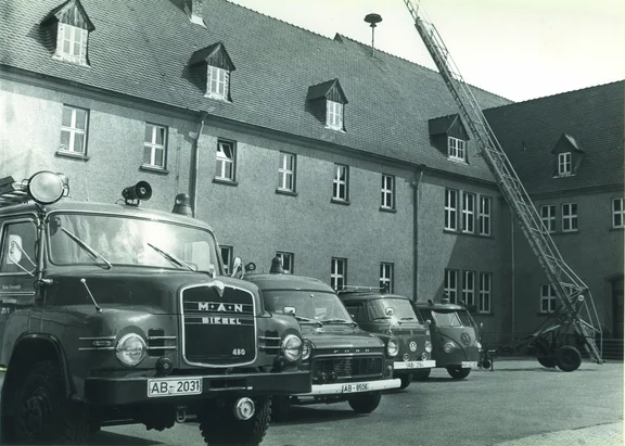 Fuhrpark Feuerwehr früher.jpg